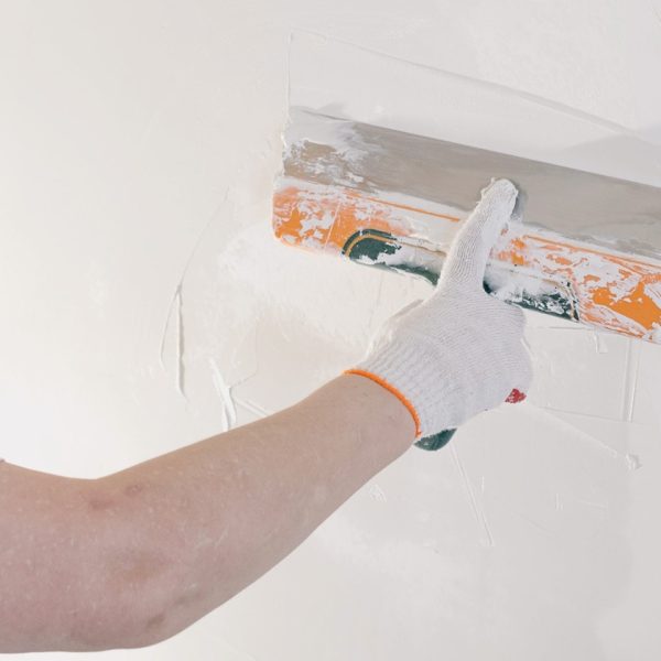 Jak szpachlować ściany i przygotować je do malowania? Techniki i narzędzia